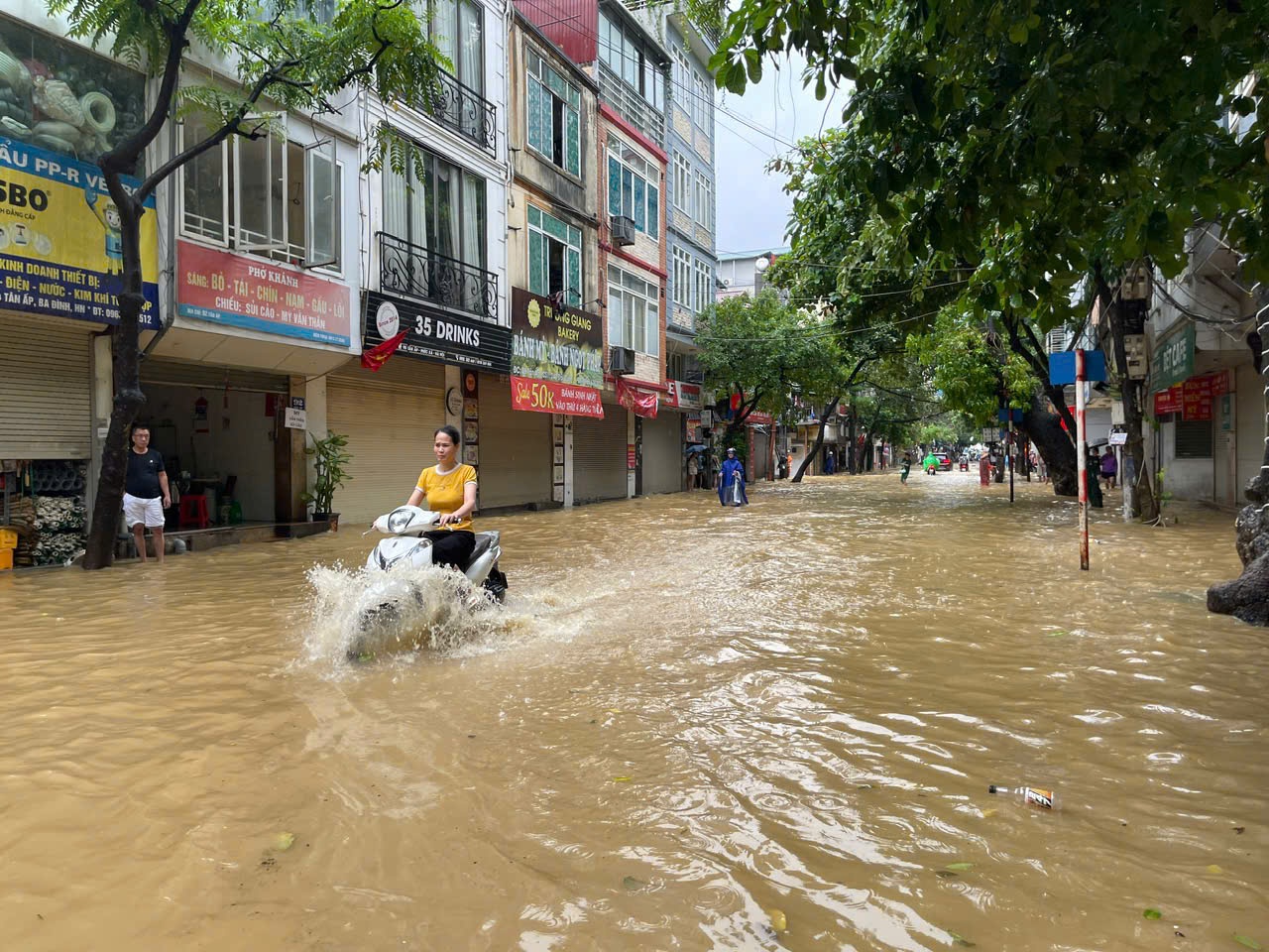 Nguyen nhan khien nha pho ha noi thuong xuyen bi ngap khi mua lon